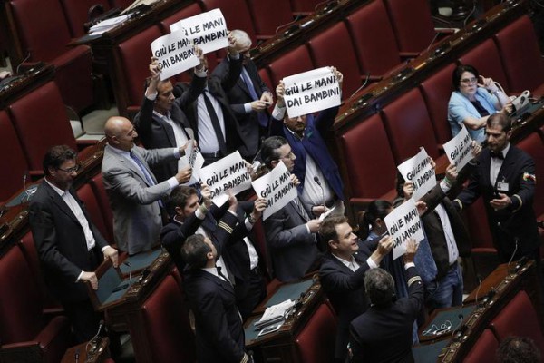 Un momento della protesta dei deputati dellla Lega Nord alla Camera durante il voto finale sul Ddl ''Riforma della scuola'', Roma 9 Luglio 2015. ANSA/GIUSEPPE LAMI